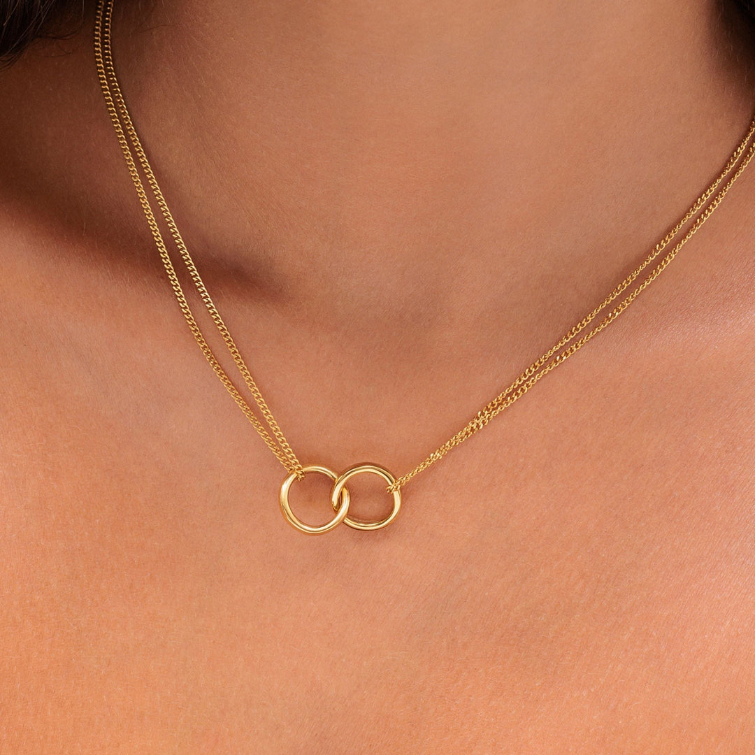 Elegante goldene Infinity-Halskette für Damen. Verstellbare, wasserfeste Edelstahlkette, hypoallergen & filigran.