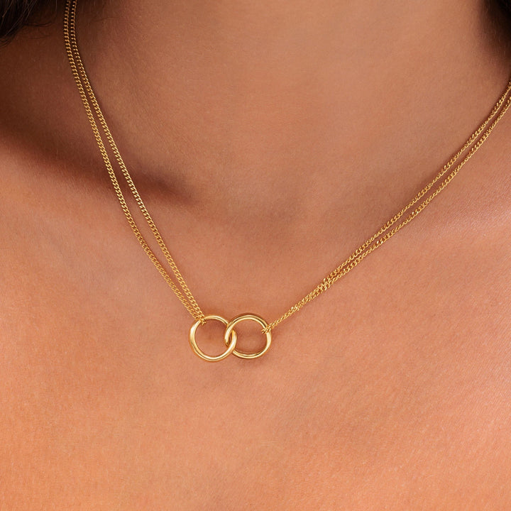Elegante goldene Infinity-Halskette für Damen. Verstellbare, wasserfeste Edelstahlkette, hypoallergen & filigran.