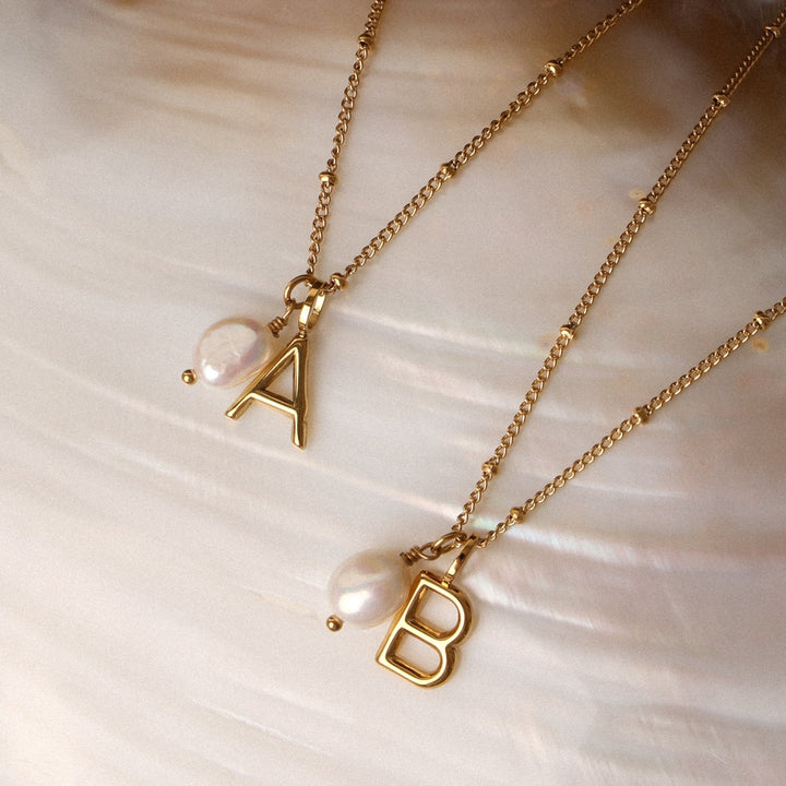Geschenkidee: Goldene Damenkette mit natürlicher Barockperle und persönlichem Initial Anhänger.