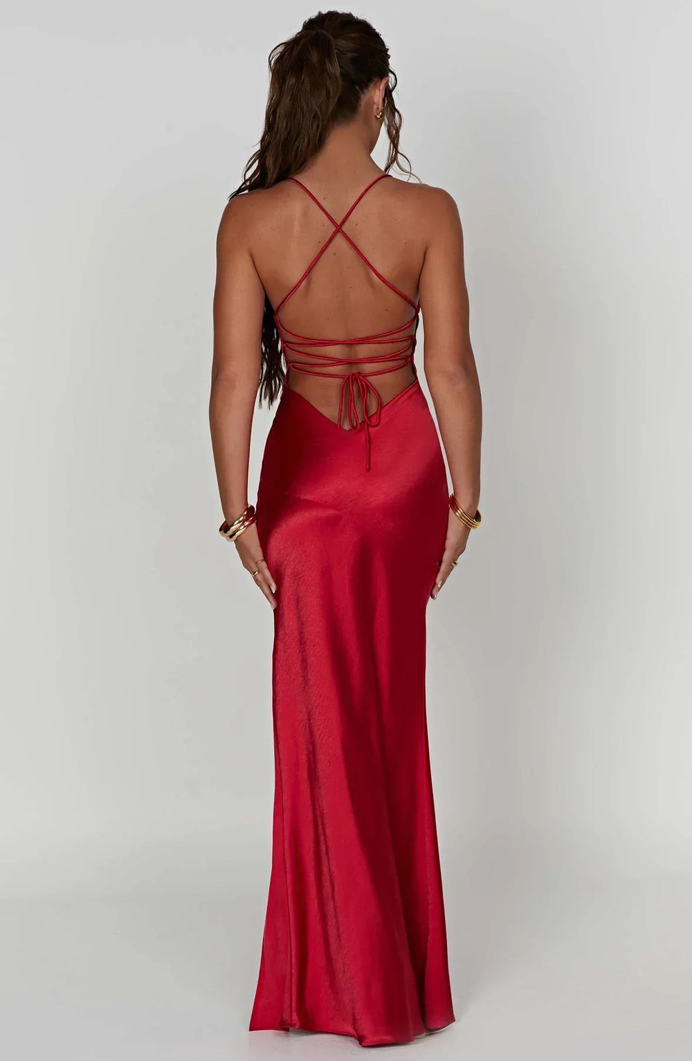 Festliches Abendkleid für Damen, mit Beinschlitz, V-Ausschnitt und elegantem Design.