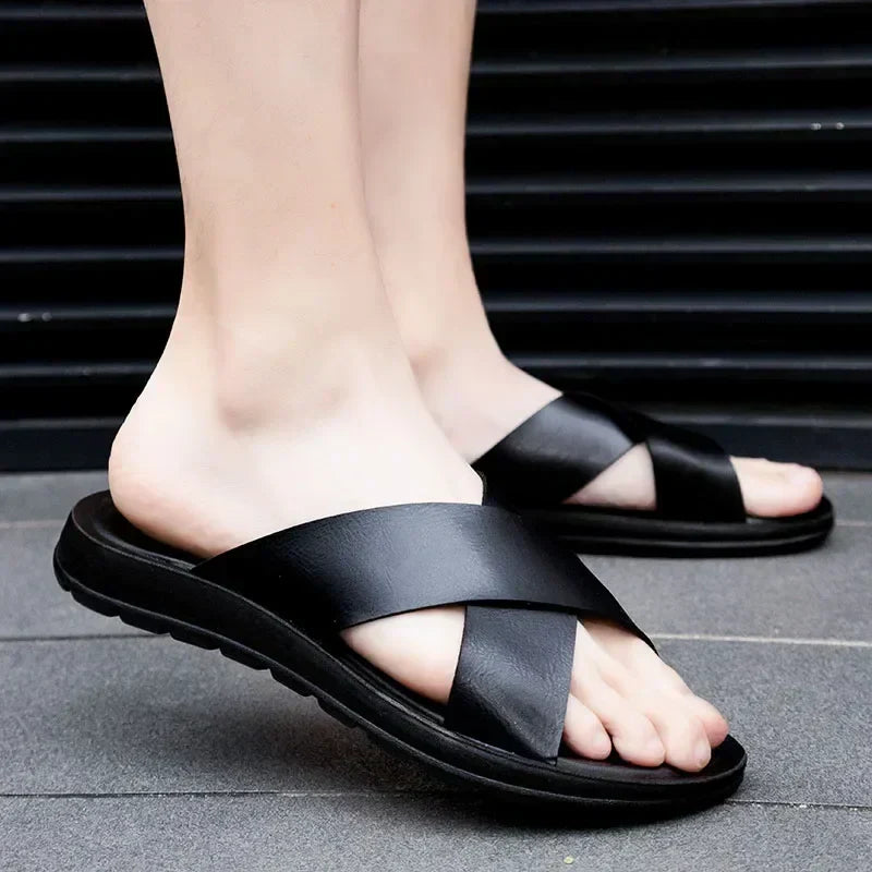 Bequeme, leichte Herren Pantoletten aus italienischem Leder. Ideal als Freizeitschuhe oder Urlaubsschuhe.