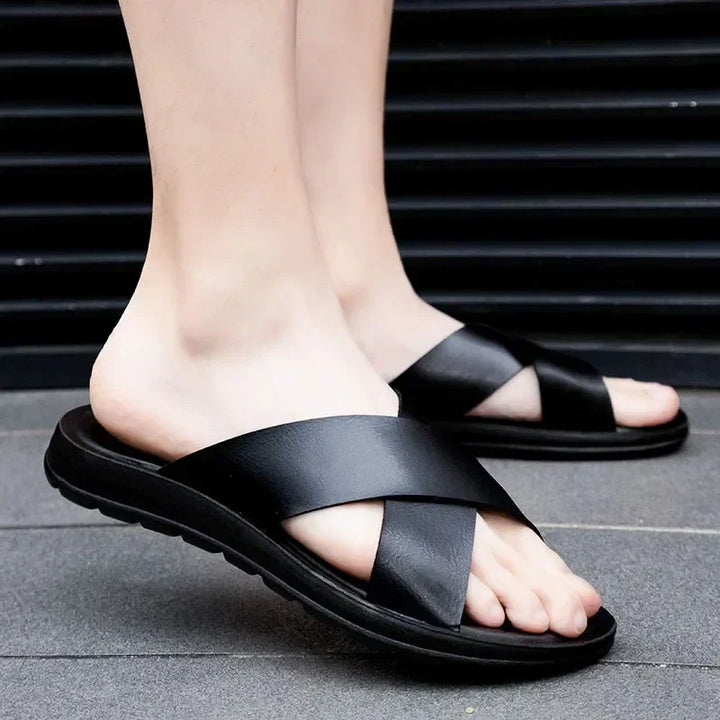 Bequeme, leichte Herren Pantoletten aus italienischem Leder. Ideal als Freizeitschuhe oder Urlaubsschuhe.
