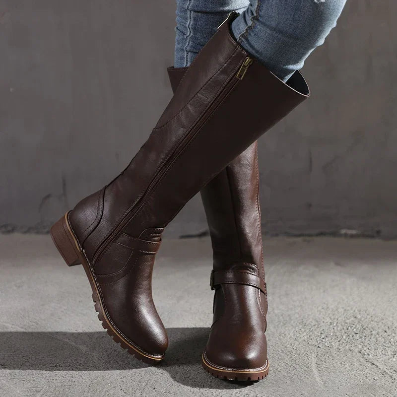 Schwarze orthopädische Damen-Schnallenstiefel bieten Komfort & Halt. Vielseitige und elegante Damenschuhe für jeden Tag.