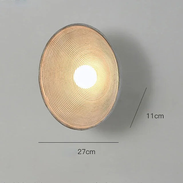 Stimmungsvolle japanische Wandlampe für moderne Wohnzimmer, schafft entspanntes Ambiente.