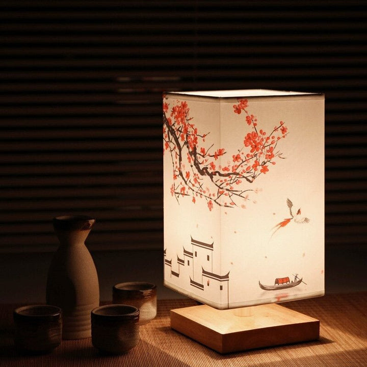 Japanisch-skandinavische Tischlampe aus Naturmaterialien, Bambus/Holz. Minimalistische Designlampe für stilvolles Wohnzimmer.