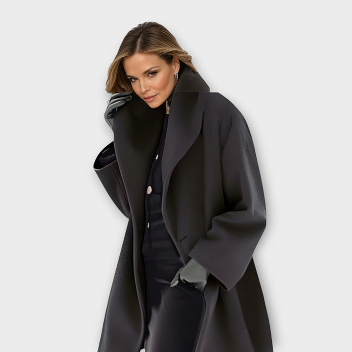 Frau trägt elegante, winddichte Damen Außenjacke mit Schalkragen, passend für kühle Outdoor-Momente.