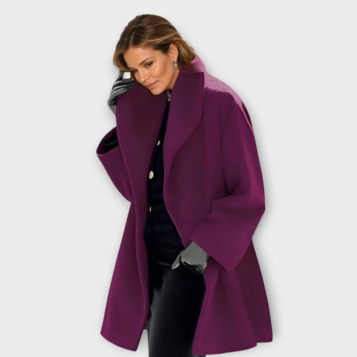 Klassische, winddichte Damen Winterjacke mit Schalkragen, elegant gestylt; perfekte Outdoorkleidung.