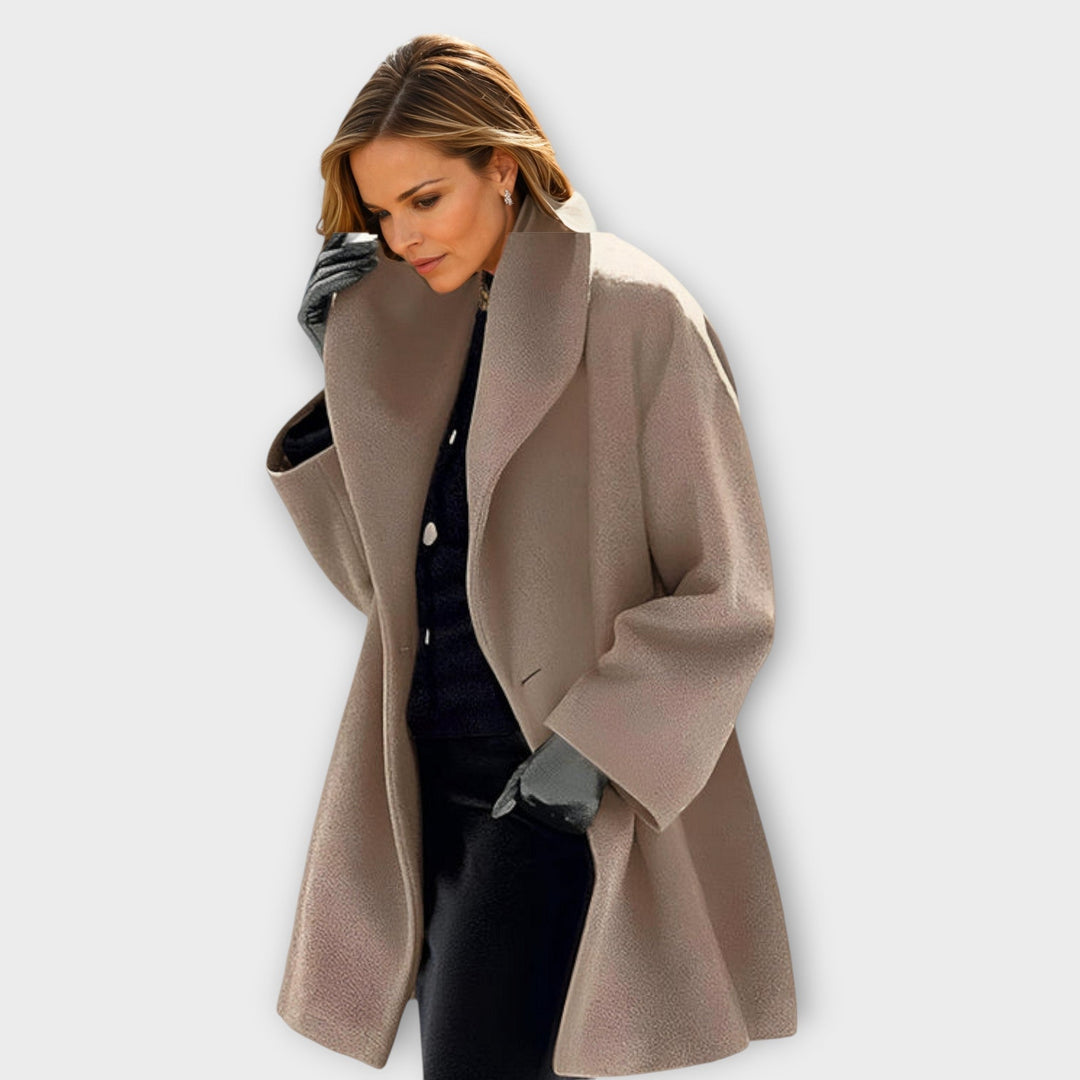 Klassischer, langer Damen Winddichter Mantel, ideal als eleganter Schutz und stylische Oberbekleidung.