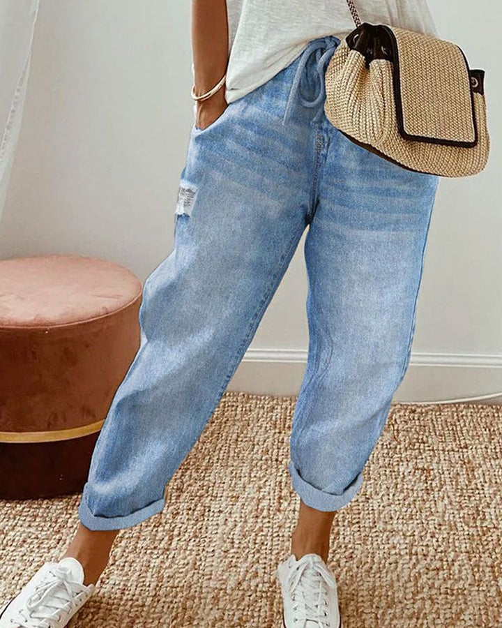 Blaue Damen Regular Fit Jeans für den Alltag, bequem und stilvoll mit Kordelzug und praktischen Taschen.