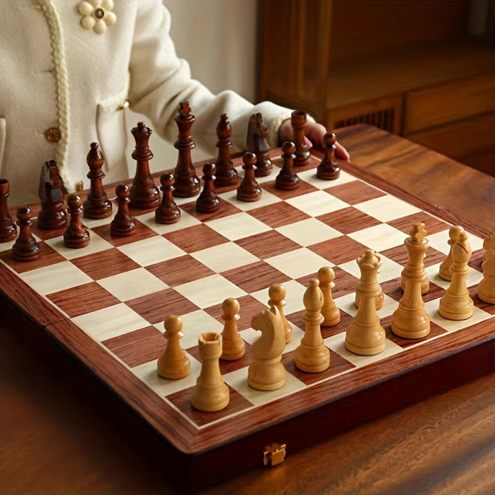 Dekoratives Massivholz-Schachspiel GrandRook; stilvolle Wohndekoration und klassisches Strategiespiel.