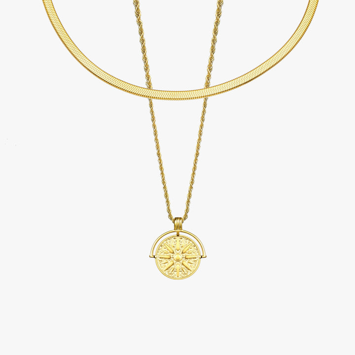 Gold Halskette mit Sonnenanhänger für Damen, wasserfestes Edelstahl, ideal für Layering oder als Geschenk.