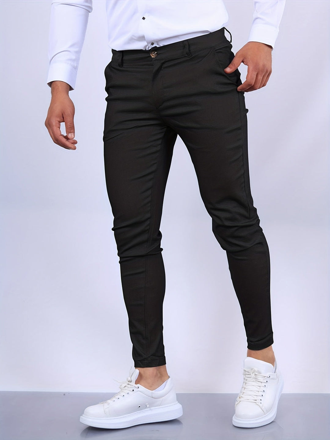Eng anliegende Herren Chinohose Skinny Fit. Betont die Figur mit stilvoller Eleganz und Komfort.