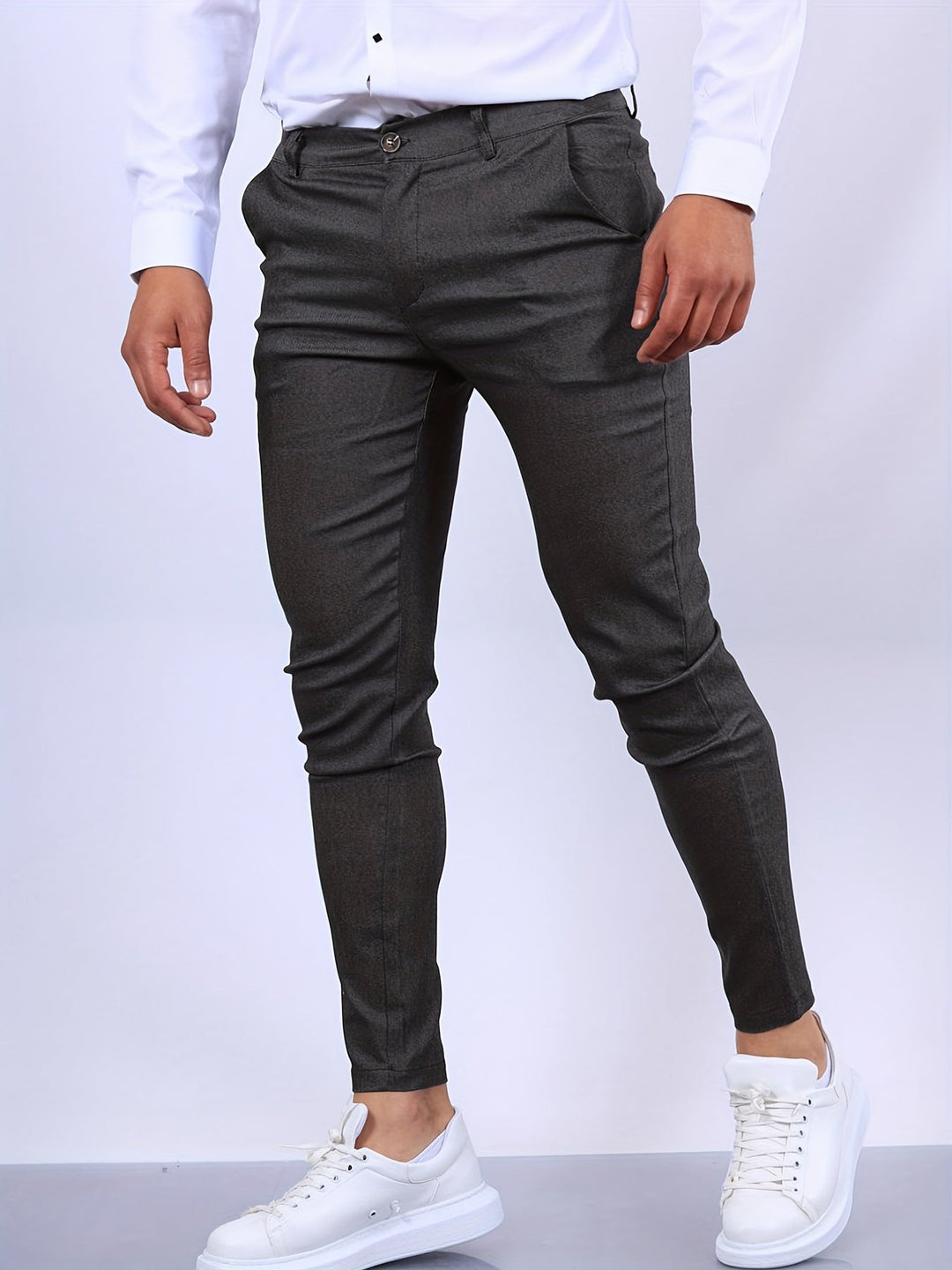 Königsblaue Herren Chinohose Skinny Fit. Schmal geschnitten für einen modernen und eleganten Stil.