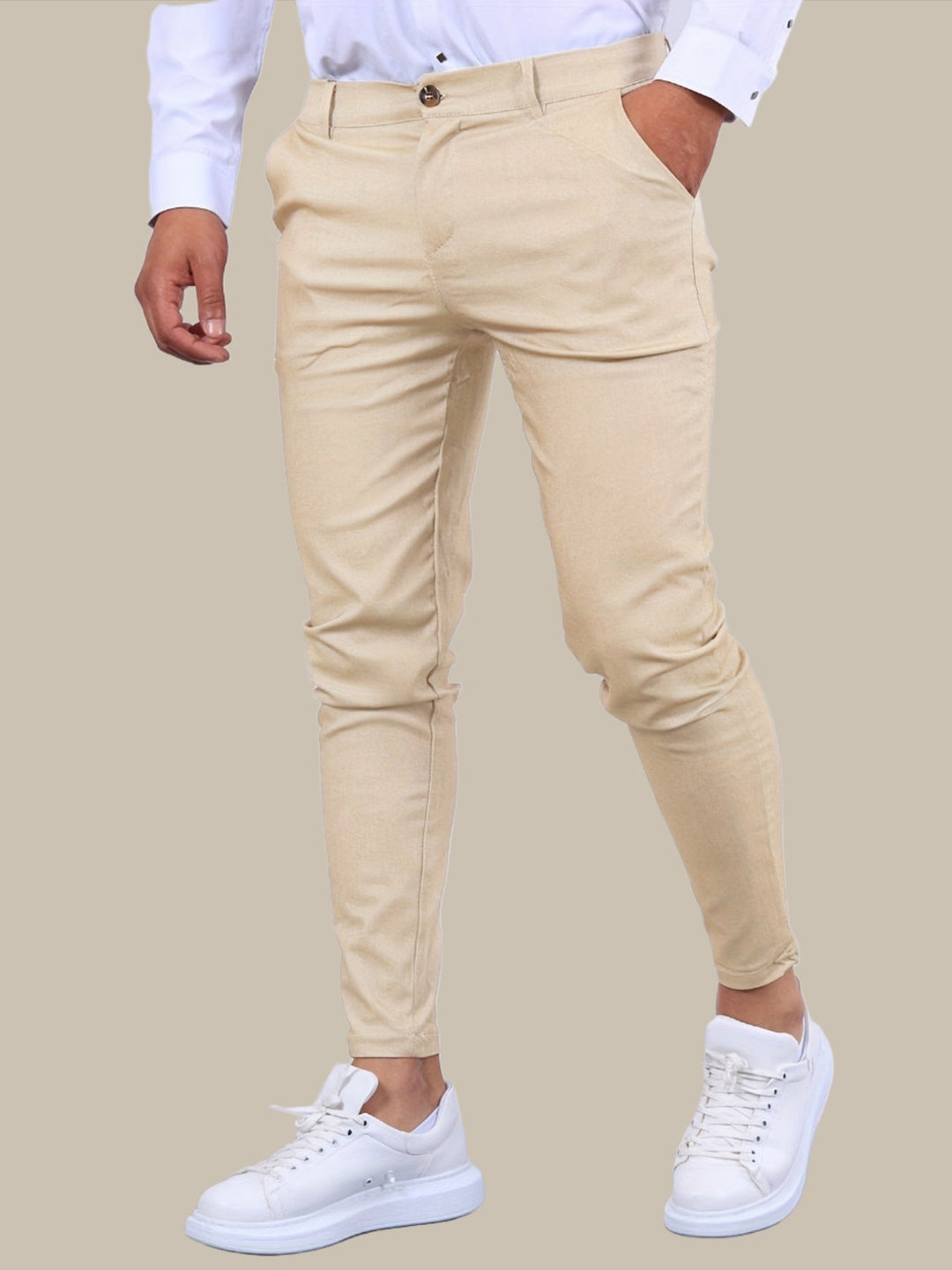 Herren Chinohose Skinny Fit in Beige. Moderne, schmale Passform für Business Casual und Freizeit.