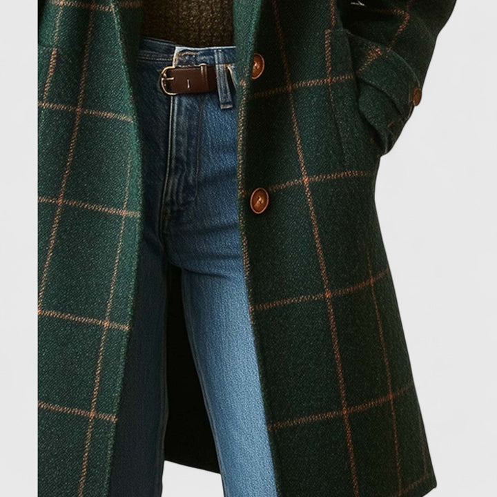 Edler dunkelgrüner Damenmantel mit elegantem Karomuster. Ein modischer Herbstmantel für Damenmode-Liebhaberinnen.