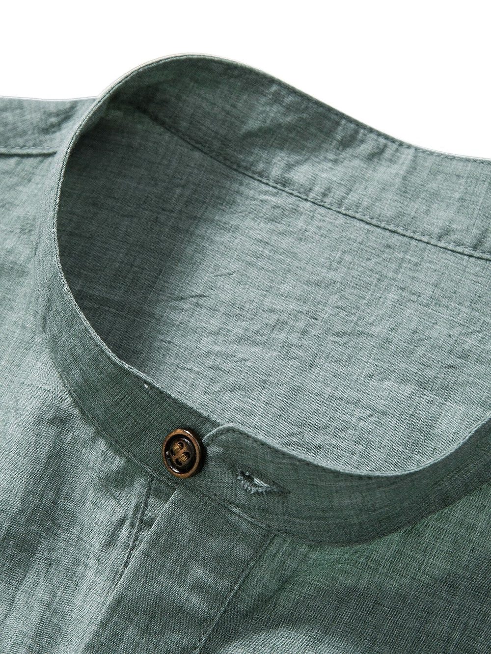 Grüner Herren Sommer Freizeitanzug. Atmungsaktives Hemd & Hose Set ideal für Urlaub und Casual Looks.