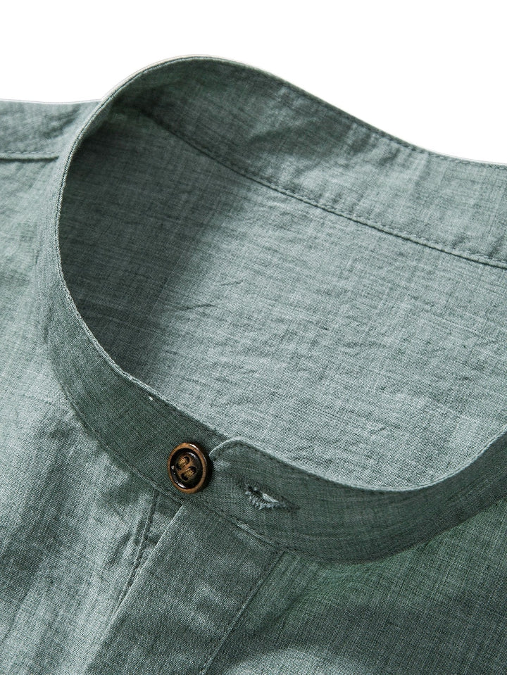 Grüner Herren Sommer Freizeitanzug. Atmungsaktives Hemd & Hose Set ideal für Urlaub und Casual Looks.