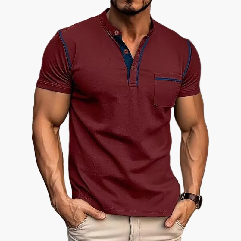 Frontansicht: Herren Henley Shirt Kurzarm mit Knopfleiste und dezentem Farbakzent.