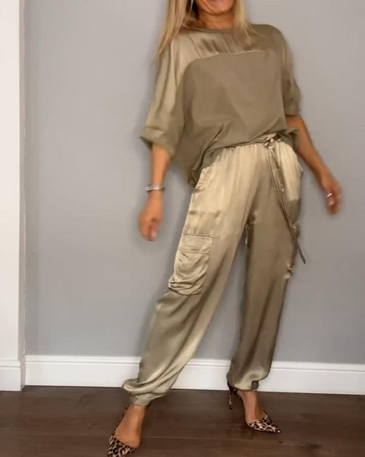 Textur des hochwertigen Kamila Zweiteilers. Weicher Stoff für warme & elegante Herbstmode.