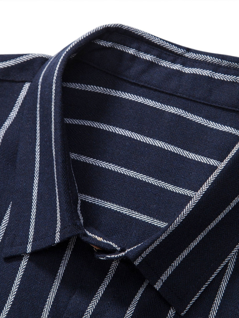 Casual Herren Leinen-Outfit, ideal für den Sommer: locker geschnittenes Hemd und bequeme Hose.