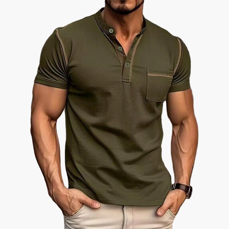 Mann trägt ein Herren Henley Shirt Kurzarm mit Farbakzent, lässig im Freien.
