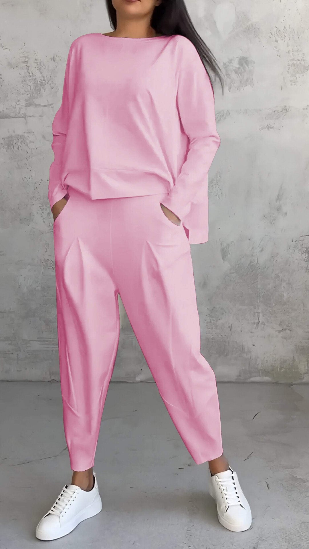 Damen Frühlingsmode Freizeit Set in Weiß, zeigt Komfort und Eleganz. Perfekt für entspannte, stilvolle Tage.