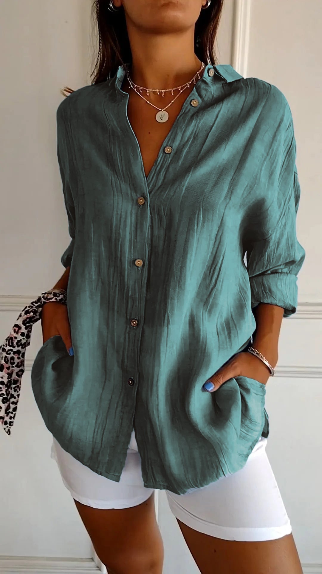 Komfortable Freizeitbluse für Damen mit Langarm, Faltenstruktur und tailliertem Kragen. Vielseitige Damenmode.