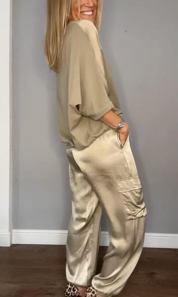 Seitenansicht des modischen Kamila Herbst-Sets. Ein eleganter & komfortabler Damen Zweiteiler.