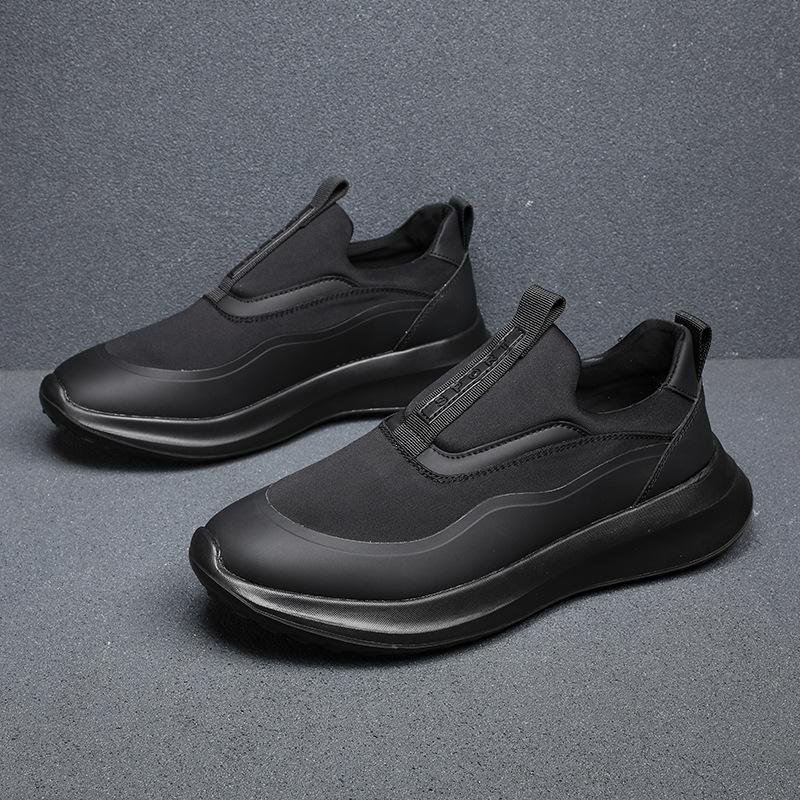 Nahaufnahme des robusten Materials der schwarzen Orthopädischen Herren Sportschuhe, für Langlebigkeit & Komfort.
