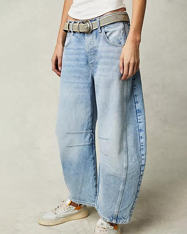 Modische Damen Barrel-Schnitt Jeans mit Distressed Look und lässiger, knöchellanger Passform. Vielseitig & modern.
