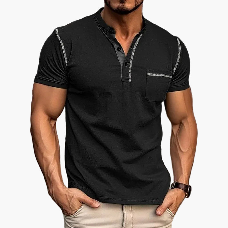Weiches Herren Henley Shirt Kurzarm, perfekt kombinierbar für einen sportlichen Look.