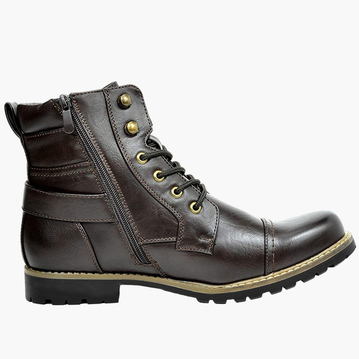 Detailansicht: Schwarze Herren Biker-Stiefel mit Schnürung, robustem Schaft und rutschfester Profilsohle.
