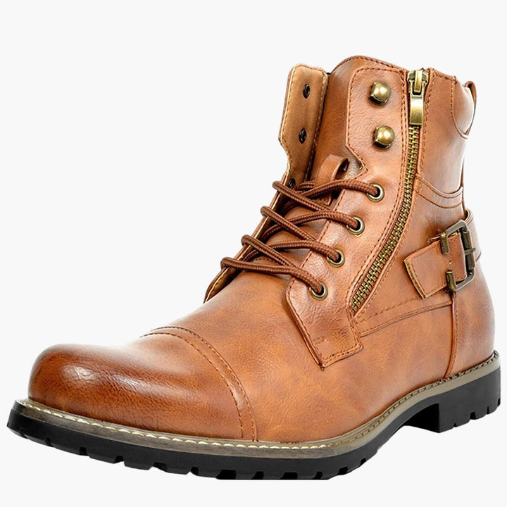 Frontansicht: Braune Urban Herrenstiefel aus Leder, robust für Biker und stilvoll für den täglichen Gebrauch.