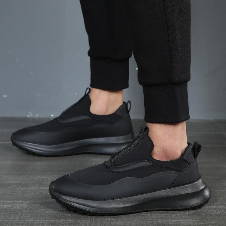 Detail der rutschfesten Sohle schwarzer Herren Orthopädischer Sportschuhe, für sicheren Halt und Stabilität.