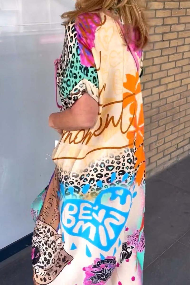Kurzärmeliges Damenkleid im Leopardenmuster, ideal als bequemes Alltagskleid. Trendiges Design für Frauen.