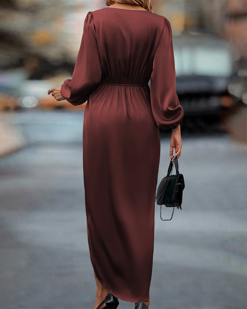 Figurformendes Maxi Abendkleid für Damen in Burgunder, mit V-Ausschnitt und Wickel-Design, elegant & stilvoll.