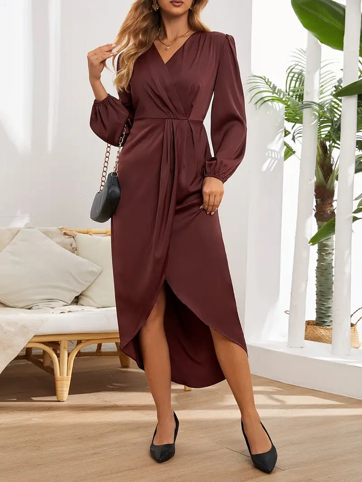 Festliches Damen Wickelkleid in Burgund, elegant mit V-Ausschnitt, langen Ärmeln und figurformender Passform.