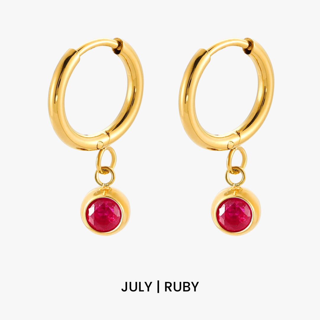 Goldene Creolen für Damen mit Geburtsstein Anhänger. Vielseitiger, persönlicher Schmuck.