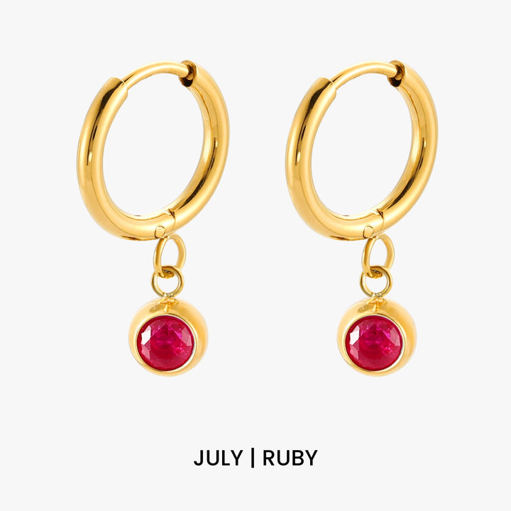 Goldene Creolen für Damen mit Geburtsstein Anhänger. Vielseitiger, persönlicher Schmuck.