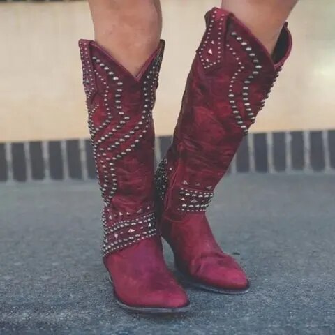 Modische Damen Stiefel mit Nietenakzenten, hohe Form, perfekt als Alltagsstiefel für moderne Looks.