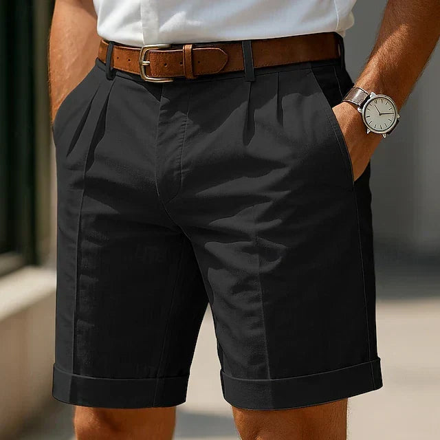 Vielseitige Herren Bermuda Shorts mit eleganten Frontfalten. Perfekte Sommerhose für stilvolle Freizeitlooks.