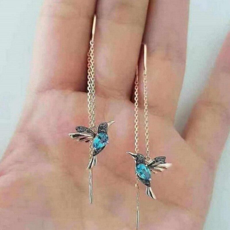 Modische Damen Kolibri Emaille Ohrringe mit detailreichen Zirkonia-Akzenten. Eleganter, farbiger Vogelschmuck.