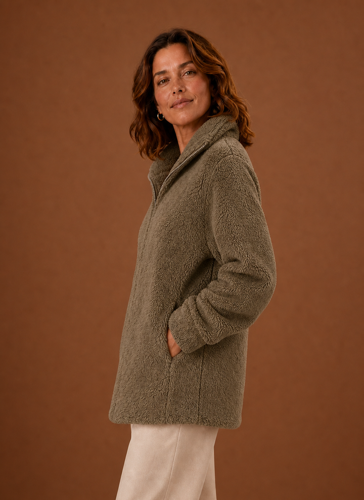 Kuschelige Damen Fleecejacke in Trendfarbe, ideal für Spaziergänge im Herbst.