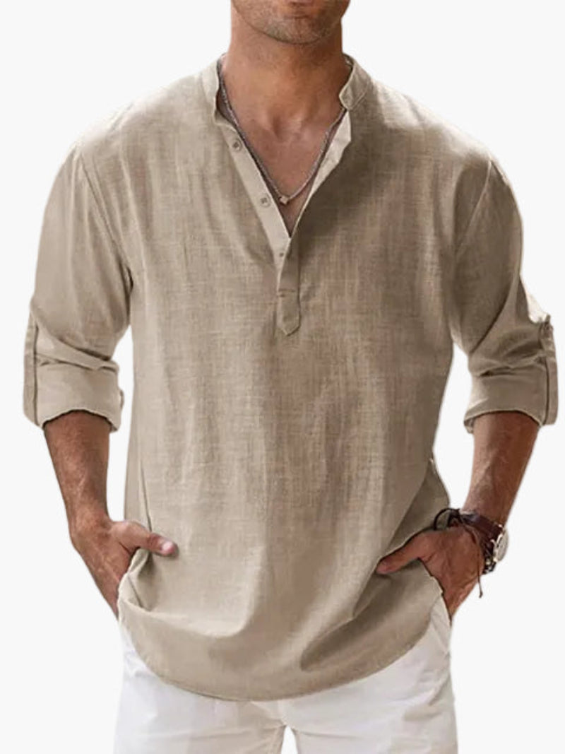 Nahaufnahme hellblaues Herren Henley Hemd, klassischer Kragen und Knopfleiste für den Sommer.