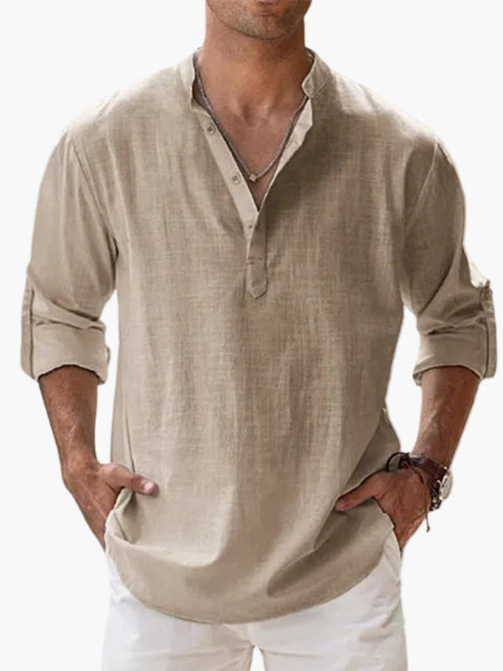 Nahaufnahme hellblaues Herren Henley Hemd, klassischer Kragen und Knopfleiste für den Sommer.