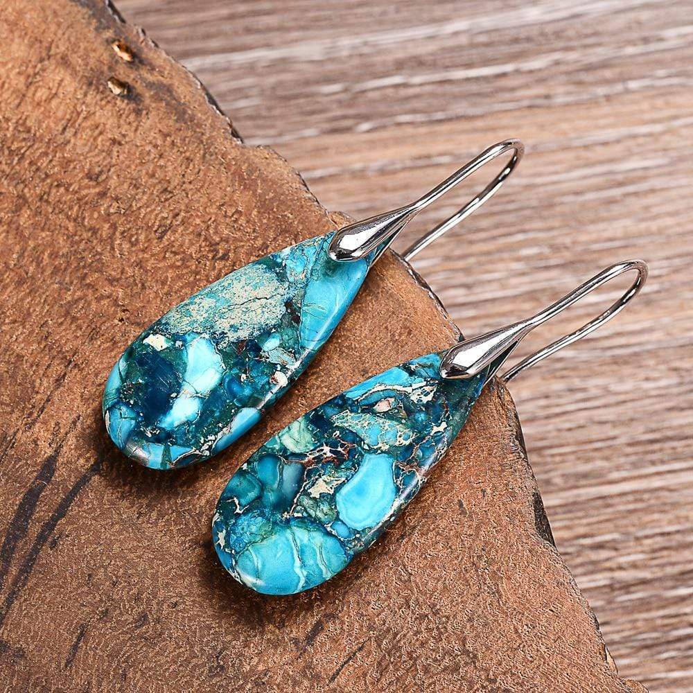 Detailaufnahme der blauen Jaspis-Ohrringe, Tropfenform. Hochwertiger Edelsteinschmuck für Damen, steht für Mut & Harmonie.