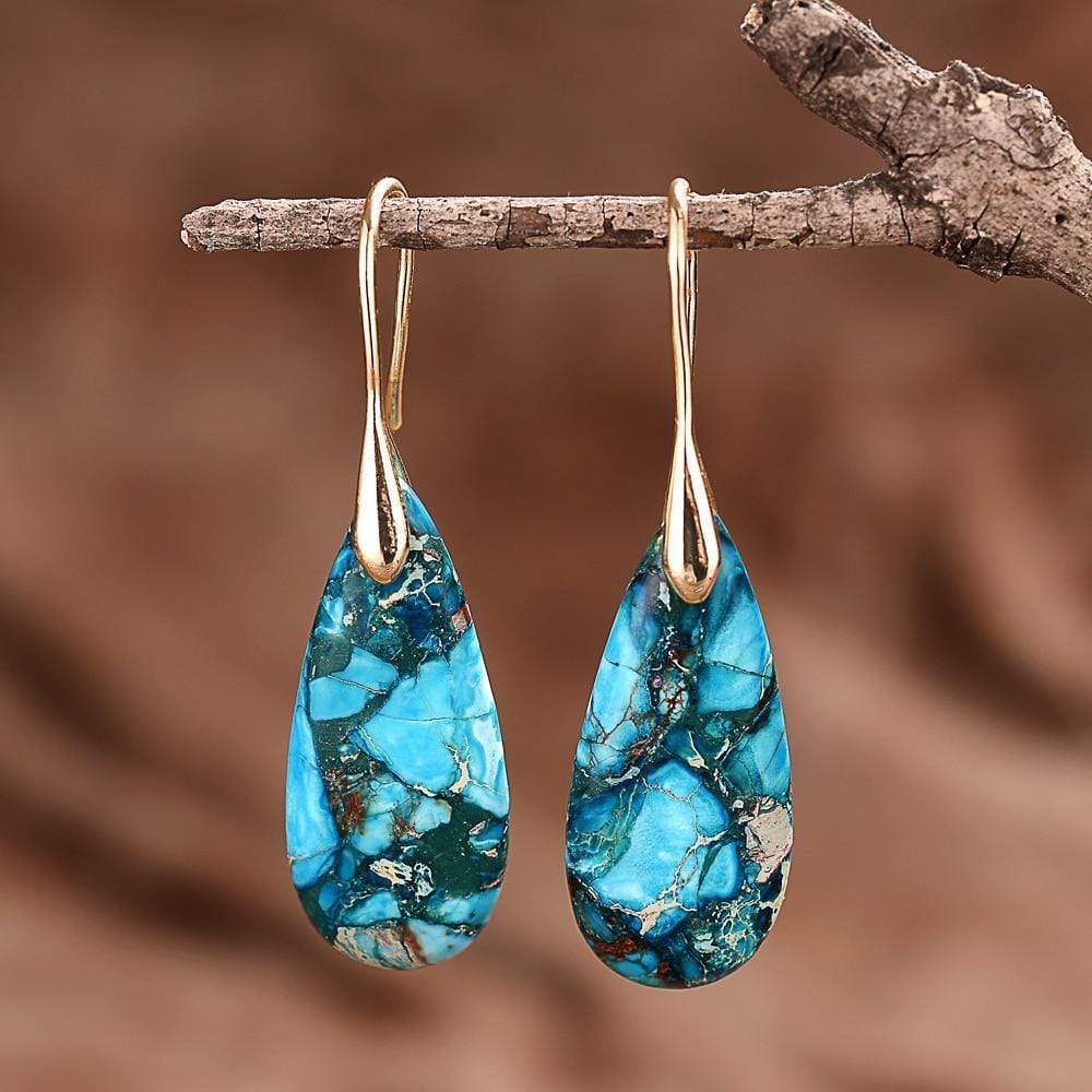 Damen Tropfenohrringe mit blauem Jaspis-Edelstein. Boho-Schmuck für Mut & Harmonie, erhältlich in Gold- & Silberfassung.