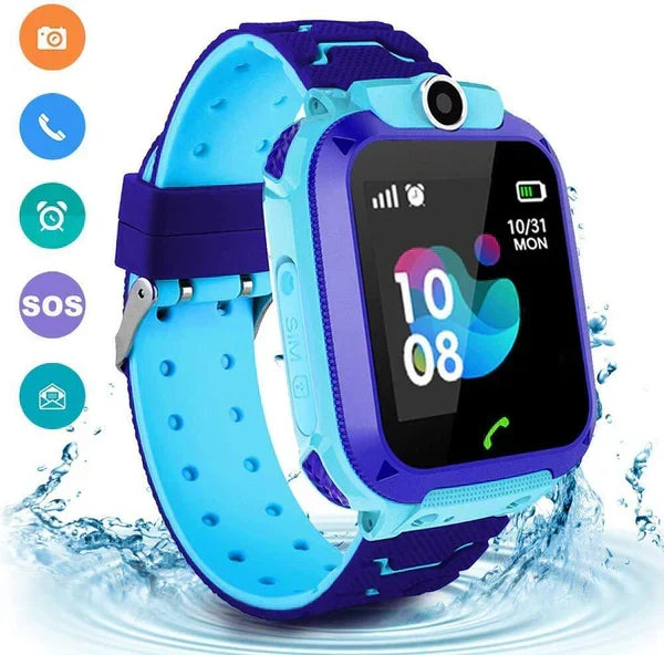 Glückliches Kind trägt blaue Kinder GPS-Uhr am Handgelenk. Telefonuhr für Kinder mit Standortfunktion.