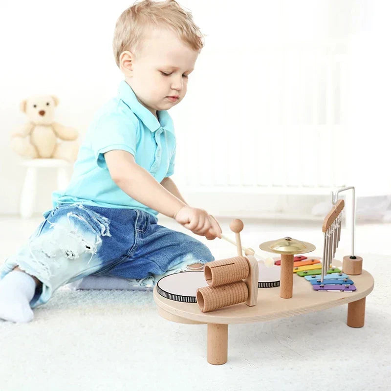 Detailansicht der Musikstation: bunte Kinderinstrumente für kreativen Spielspaß & musikalische Früherziehung.