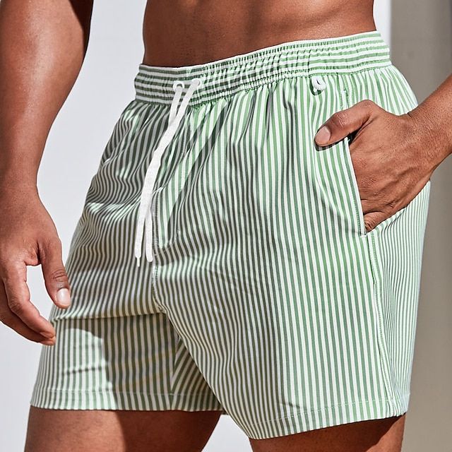 Detailansicht der gestreiften Unisex-Sommershorts. Bequemer Stoff & elastischer Bund für Komfort am Strand.